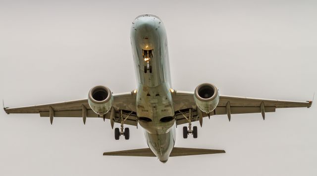 Embraer ERJ-190 — - Unidentified E190 of Air Canada on short finals for runway 05 at YYZ