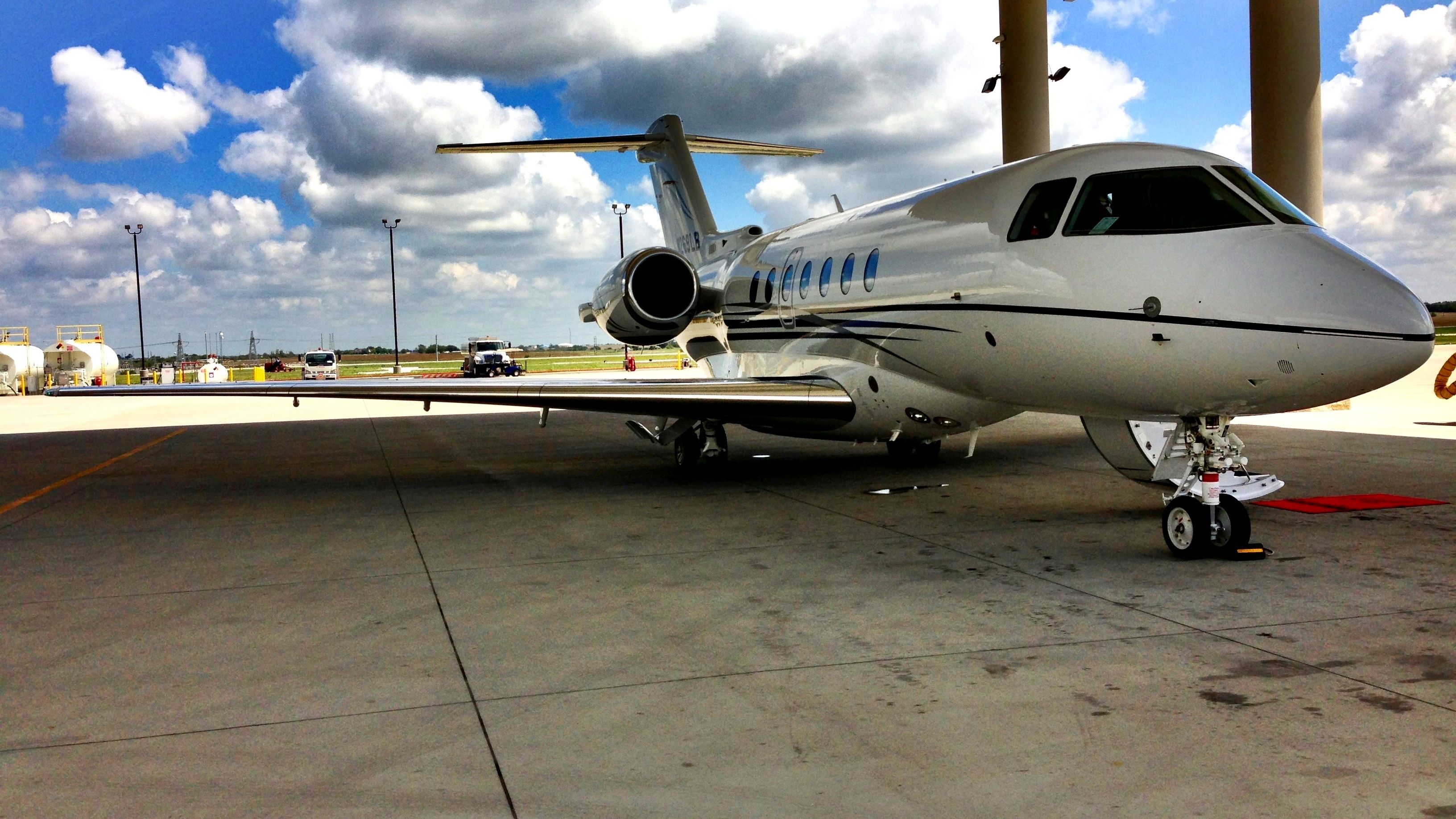 — — - Hawker4000 Horizon, and HenriksenJetCenter