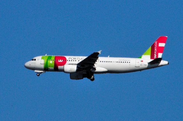 Airbus A320 (CS-TNH) - Lowering landing gear for landing in Lisbon