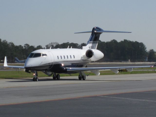 Bombardier Challenger 300 (N610LS)