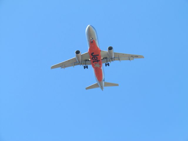 Airbus A321 (VH-VQA) - under the flight path into yssy