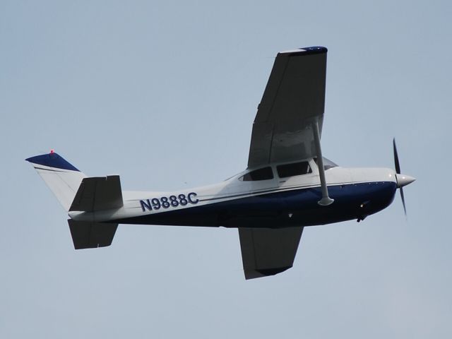 Cessna Skylane (N9888C) - Departing runway 20 KJQF - 9/17/09