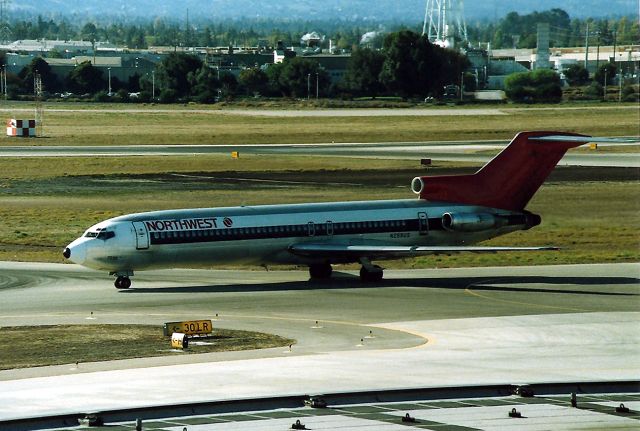 BOEING 727-200 (N259US) - KSJC- NWA workhorse arriving from MSP on a late afternoon flight- view looking west from atop the parking garage.