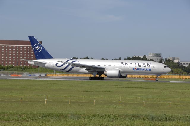 Boeing 777-200 (HL7733) - Departure at Narita Intl Airport 16R on 2010/7/18 Skyteam c/s