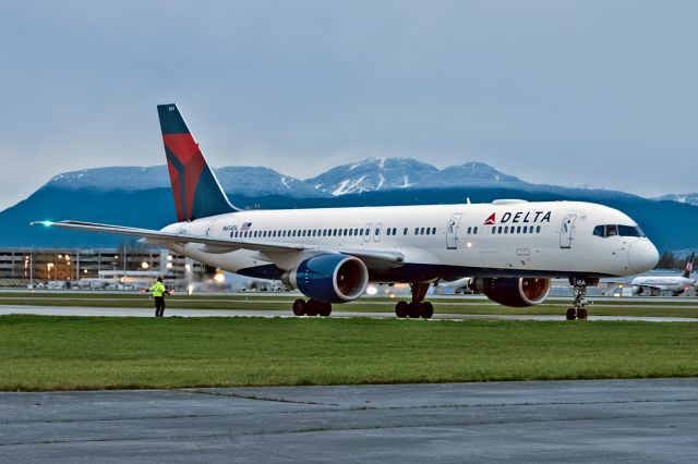 Boeing 757-200 (N654DL)