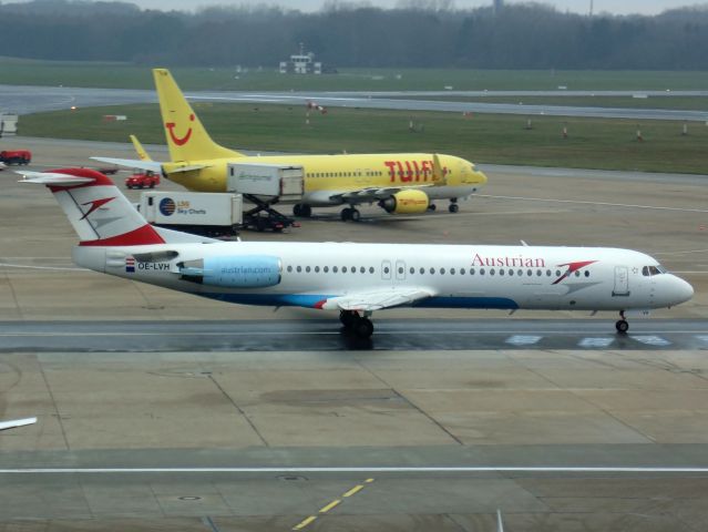 Fokker 100 (OE-LVH)