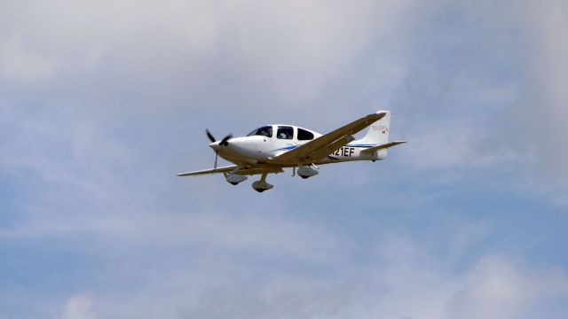 Cirrus SR-20 (N21EF)