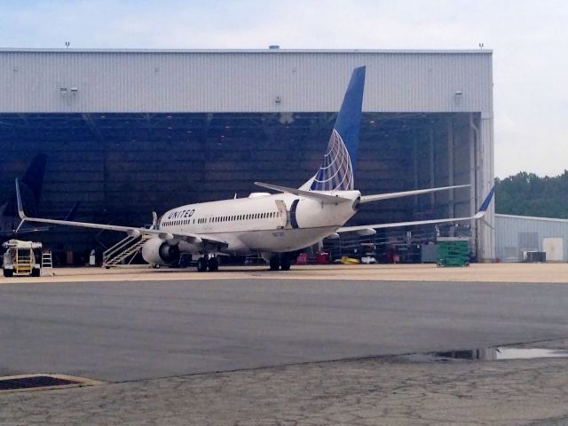 Boeing 737-800 (N87507) - The newest United 737, fresh out of maintenance to be outfitted with the split scimitar winglets.