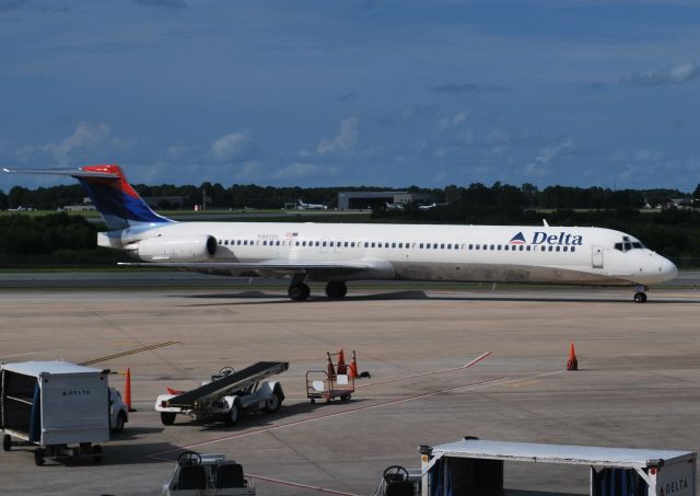 McDonnell Douglas MD-88 (N962DL)