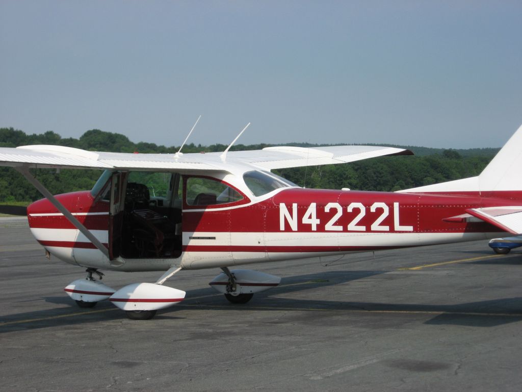 Cessna Skyhawk (N4222L) - N4222L at the spring 2008 Young Eagles event in Fitchburg, MA.