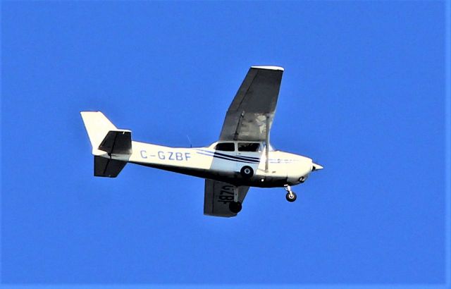 C-GZBF — - C-GZBF CESSNA SKYHAWK 172-N CARGAIR LTD survolant le fleuve St-Laurent à Lavaltrie QC. le 24-06-2022 à 17:47