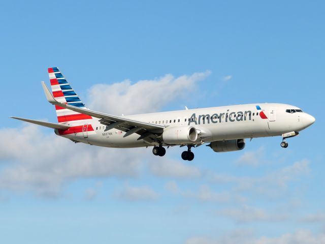 Boeing 737-800 (N877NN)