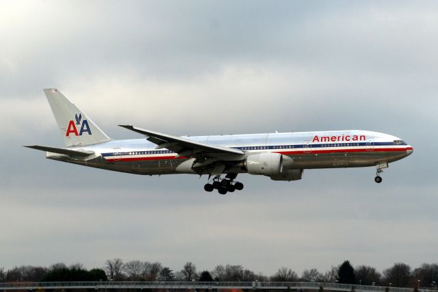 Boeing 777-200 (N775AN) - On final approach for R09L on 29-Nov-10 operating flight AAL136 from KLAX.