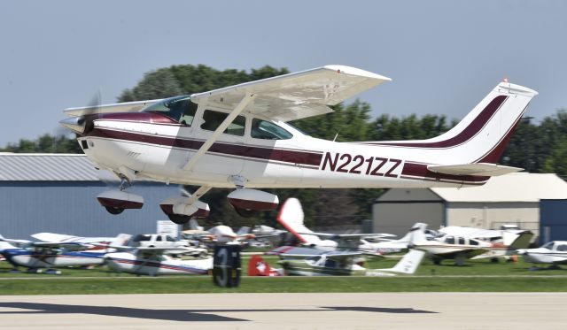 Cessna Skylane (N221ZZ) - Airventure 2017