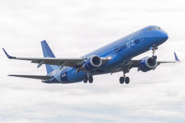 EMBRAER 195 (N193BZ) - Breeze E195 coming in at Richmond International Airport 12/04/2022