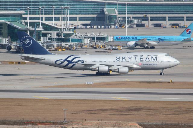 Boeing 747-400 (B-18211)