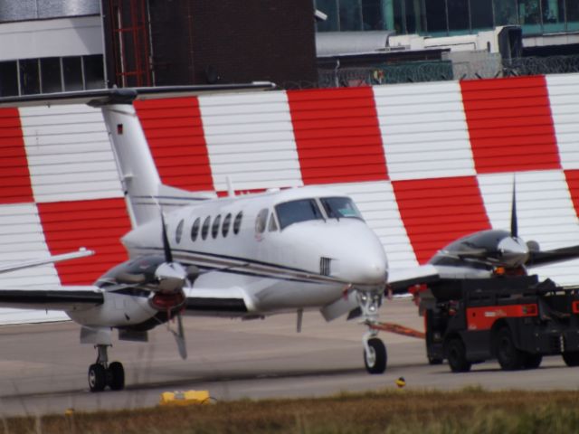 Beechcraft Super King Air 200 (D-ISKY) - 07-04-2013 MANCHESTER UK JROON