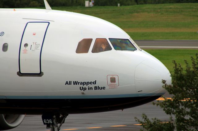 Airbus A320 (N636JB) - Pilots waving!