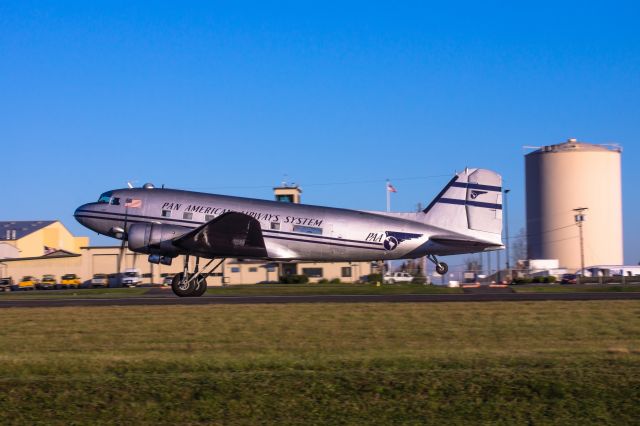 Douglas DC-3 (N877MG)