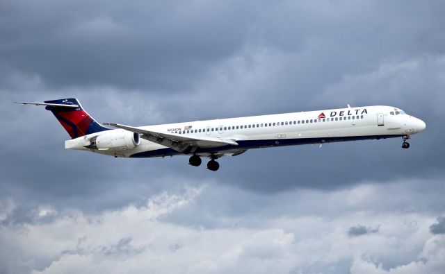 McDonnell Douglas MD-90 (N938DN)