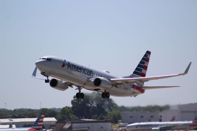 Boeing 737-800 (N827NN) - Plane Type: 2010 Boeing 737-823br /Route: CLT-DENbr /Airline: American Airlines br /Livery: br /Registration: N827NNbr /Owned By: American Airlines INCbr /Runway: 36C 