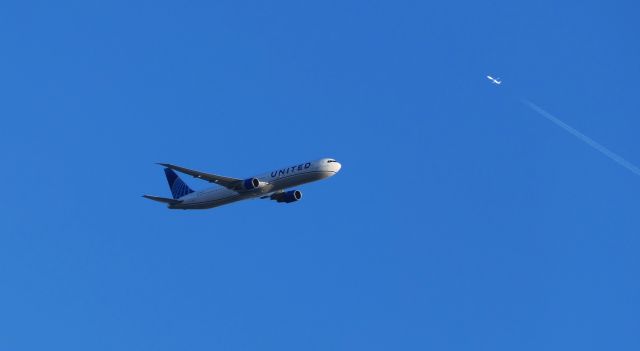 BOEING 767-400 (N76065)