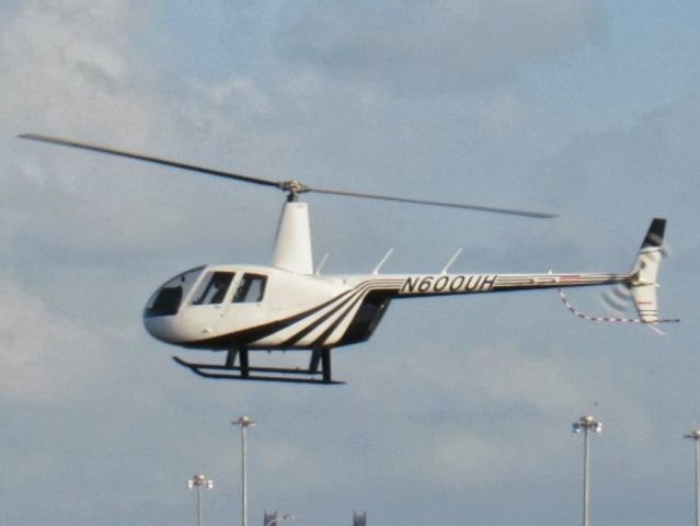 Robinson R-44 (N600UH)