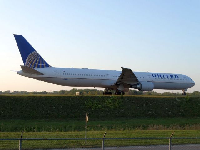 BOEING 767-400 (N76062)