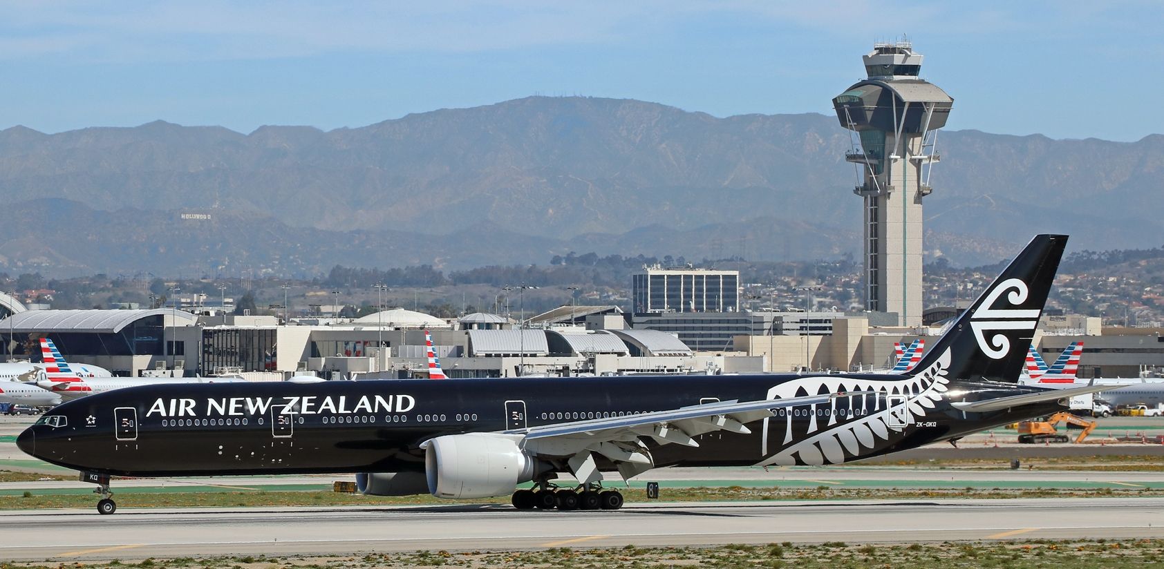 BOEING 777-300ER (ZK-OKQ) - It was late morning so the sun was shining down quite strongly when ANZs black-liveried ZK-OKQ arrived from Auckland (NZAA). This was my first-ever capture of an Air New Zealand fleetbird and it occurred just an hour after my catch of Qantass "Waltzing Matilda" B789 (which was my first-ever snap of a Qantas fleet paxbird). 