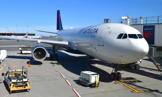 Airbus A330-300 (N804NW) - Delta Airbus A330-323 N804NW in Boston 