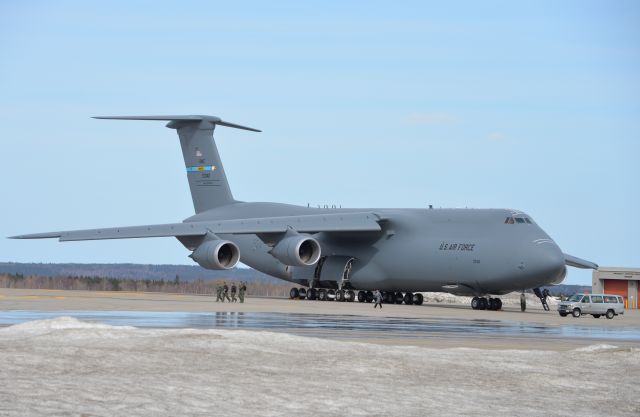 Boeing Globemaster III (87-0040) - This Global heavy lifter refuelled on  April 28, 2015 at Gander, Newfoundland before heading across the Atlantic Ocean.