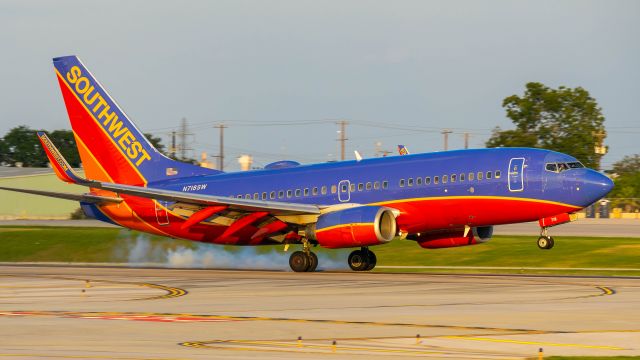 Boeing 737-700 (N718SW) - Arriving 22br /8/25/18