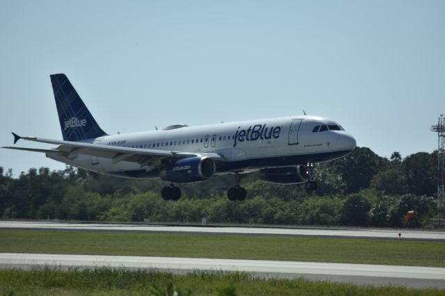 Airbus A320 (N706JB) - llegando a Tampa