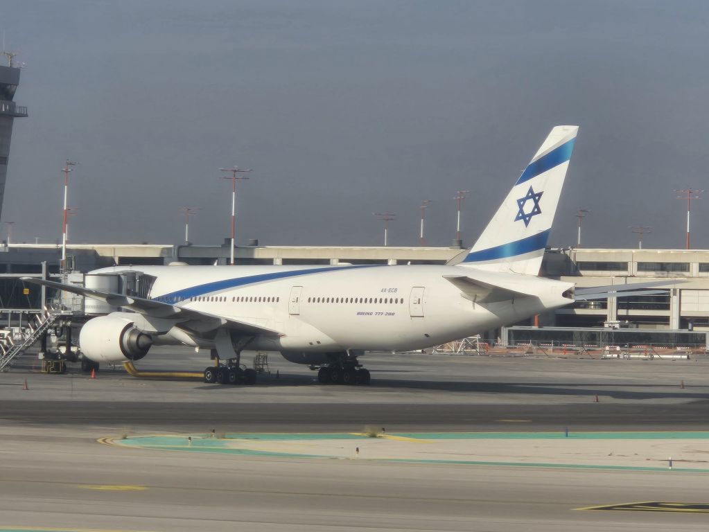 Boeing 777-200 (4X-ECB)