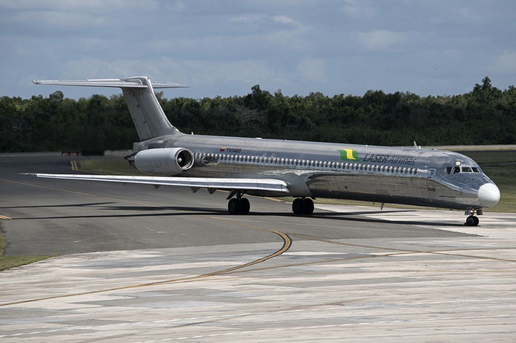 McDonnell Douglas MD-83 (YV-3465) - Laser Airlines McDonnell Douglas MD-83 en rodaje hacia la puerta de embarque.