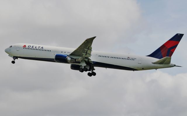 BOEING 767-400 (N827MH) - delta b767-400 n827mh dep shannon 15/6/14.