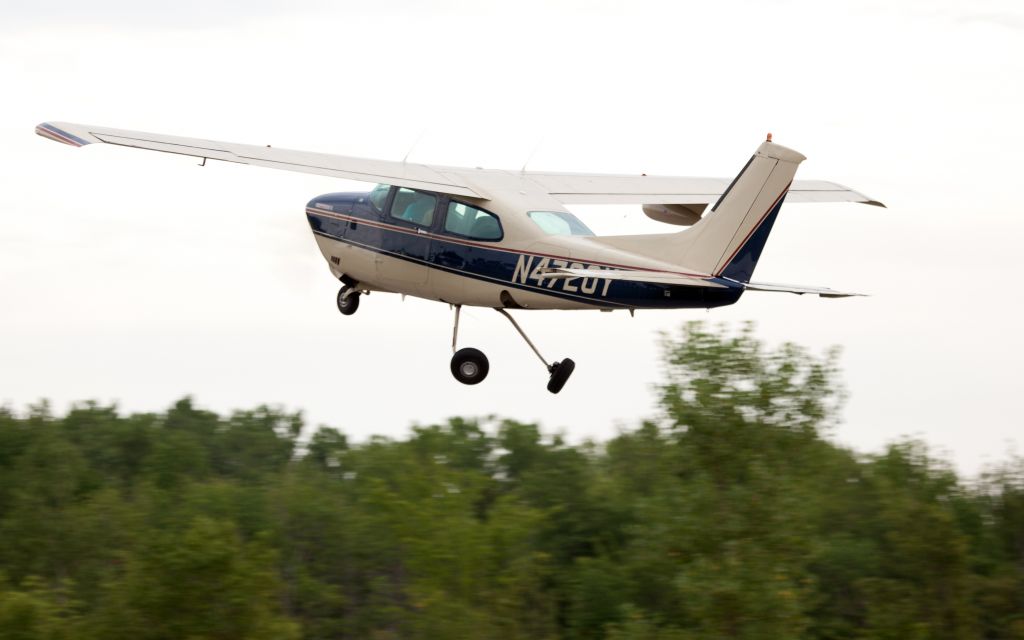 Cessna Centurion (N4720Y) - Take off RW08. Great airport with friendly people!