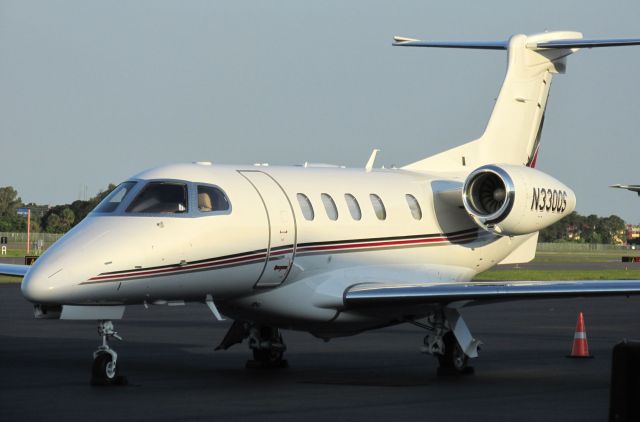 Embraer Phenom 300 (N330QS)