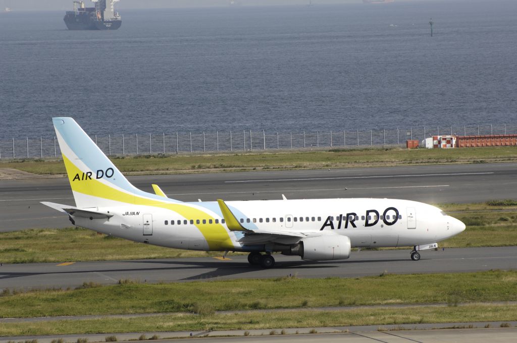 Boeing 737-700 (JA11AN) - Taxing at Haneda Intl Airport on 2013/11/01