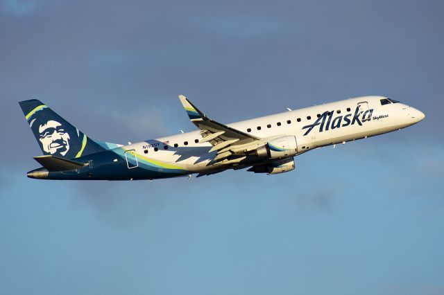 EMBRAER 175 (long wing) (N192SY)