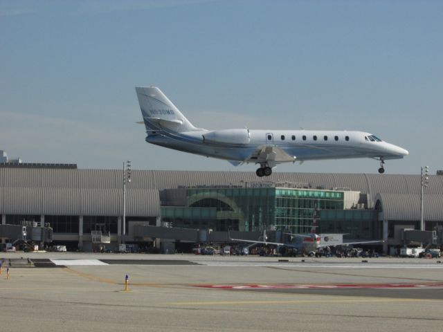 Cessna Citation Sovereign (N930MG) - Landing on RWY 20R