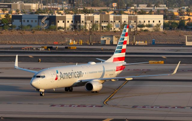 Boeing 737-800 (N942NN)