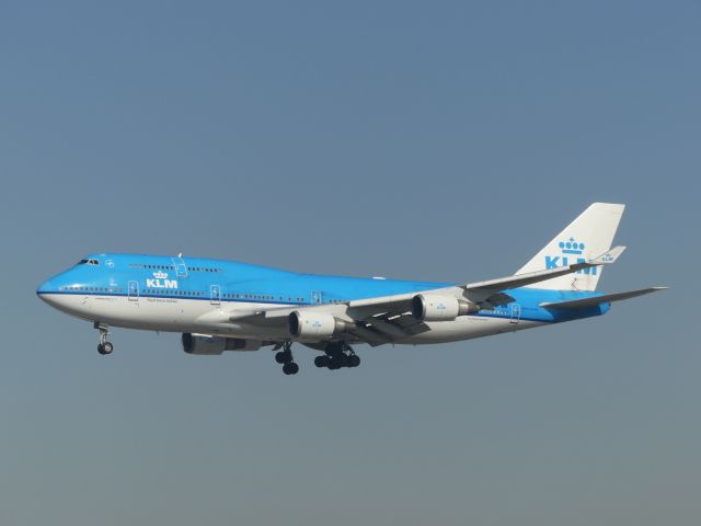 Boeing 747-200 (PH-BFS) - KLMs queen of the skies lands on RWY 24R at LAX.