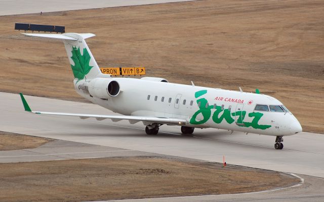 Canadair Regional Jet CRJ-200 (C-GJZD)