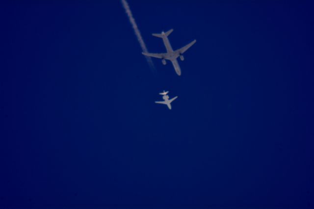 Boeing 757-200 (N41140) - United 1178 Newark Liberty Intl to San Francisco Intl 34,000 ft. under a Dassault Falcon 2000 at 40,000 ft west of Cleveland 07.22.15.