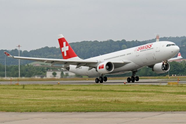 Airbus A330-200 (HB-IQA)