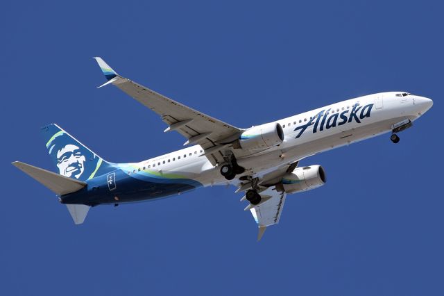 Boeing 737-800 (N556AS) - Flying by the California Science Center in Los Angeles. 