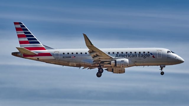 Embraer 170/175 (N236NN)