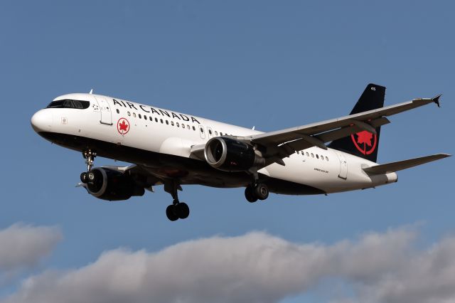 Airbus A320 (C-FNVU) - 28th October, 2023: On short finals to runway 24R at Toronto's Pearson International Airport. 