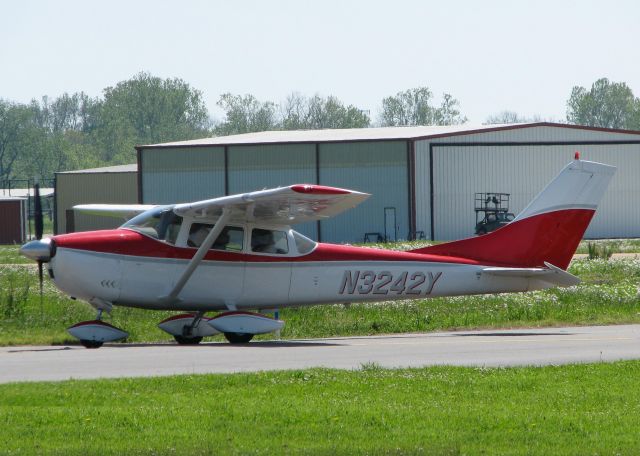 Cessna Skylane (N3242Y) - On taxiway Golf heading to runway 14 at the Shreveport Downtown airport.
